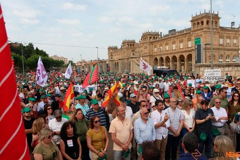 Zamora clama unida por sus trenes: miles de ciudadanos se concentran frente a la estación de Renfe 1
