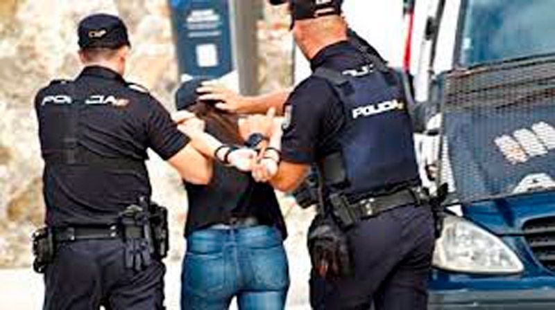 La Policía Nacional detiene a dos varones jóvenes por varios robos con intimidación a mujeres 1