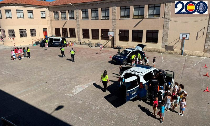 La Policía Nacional lleva a cabo una exhibición de medios policiales en centros educativos ante los más pequeños 1