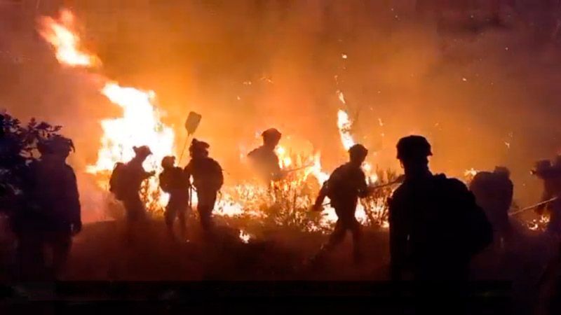 El fuego da una tregua en Molezuelas de la Carballeda tras una noche de lucha sin descanso 1