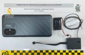 La Guardia Civil interviene un dispositivo de intercomunicación usado durante un examen de recuperación del permiso de conducción