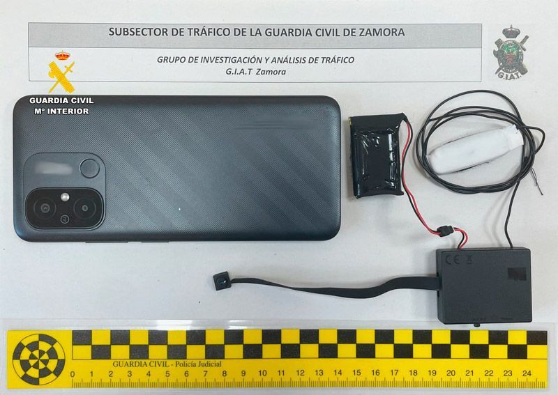 La Guardia Civil interviene un dispositivo de intercomunicación usado durante un examen de recuperación del permiso de conducción 1