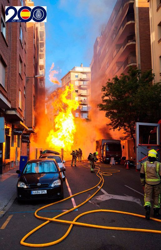 La Policía Nacional auxilia a los vecinos afectados por la explosión en una tubería de gas 1