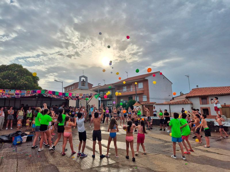 San Lorenzo abre las fiestas de Tábara con color, tradición y mucha espuma 1