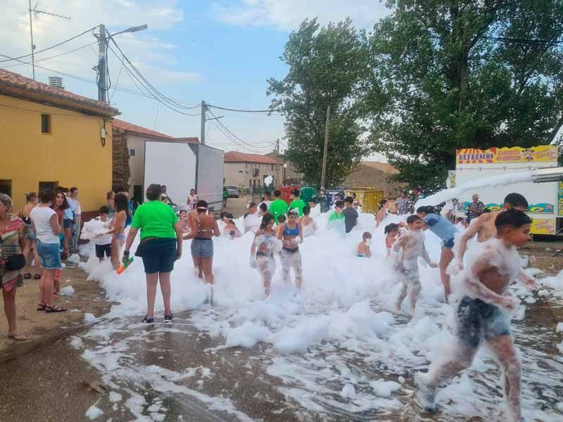 San Lorenzo abre las fiestas de Tábara con color, tradición y mucha espuma 8