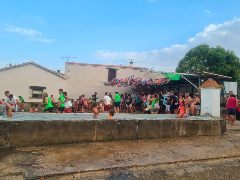 San Lorenzo abre las fiestas de Tábara con color, tradición y mucha espuma 10