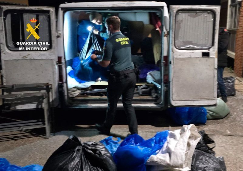 La Guardia Civil detiene a una persona por delito contra la propiedad industrial incautándole prendas de vestir y calzado 1