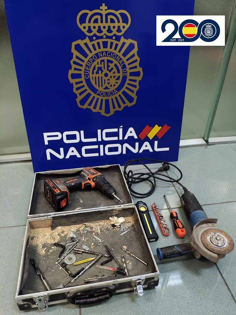 La Policía Nacional detiene “in fraganti” a cuatro personas por robo con fuerza en una vivienda 1