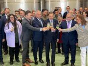Luis Planas subraya el papel esencial de las cooperativas en el sector vitivinícola español