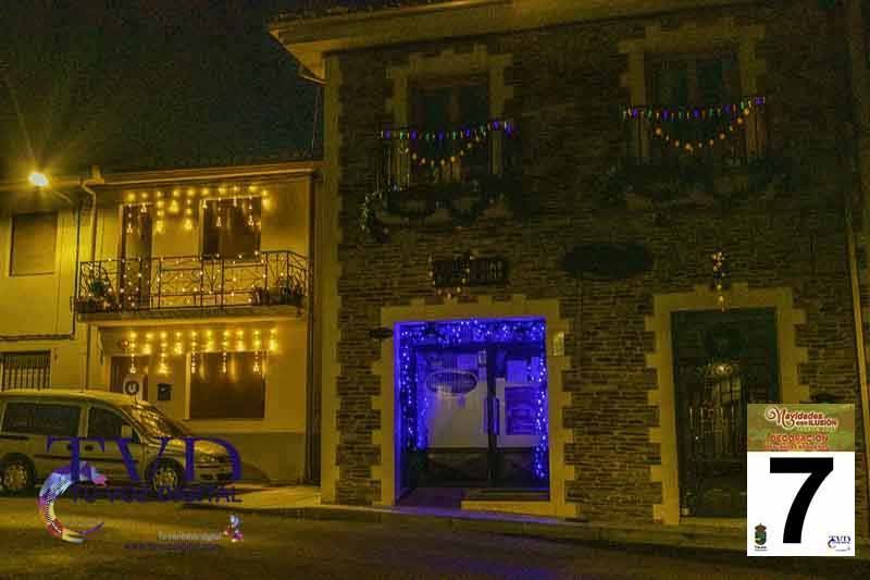 La Iluminación de Fachadas Navideñas llena de magia “Navidades con Ilusión” en Tábara 28