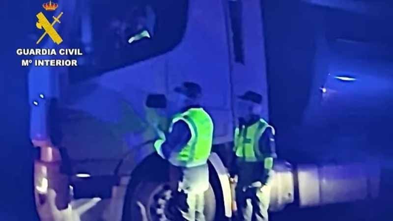El Subsector de Tráfico de la Guardia Civil de Zamora investiga al conductor de un tráiler por un delito de conducción temeraria y sextuplicar la tasa de alcoholemia 1