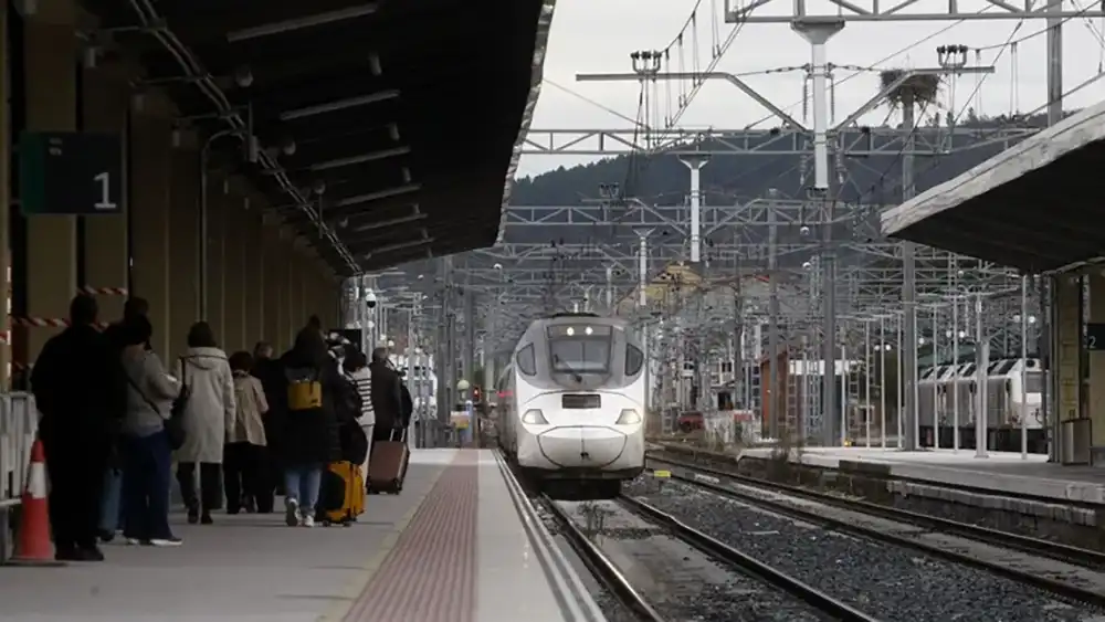 Cortada la vía ferroviaria convencional entre Ourense y Puebla de Sanabria por un desprendimiento de tierras 1