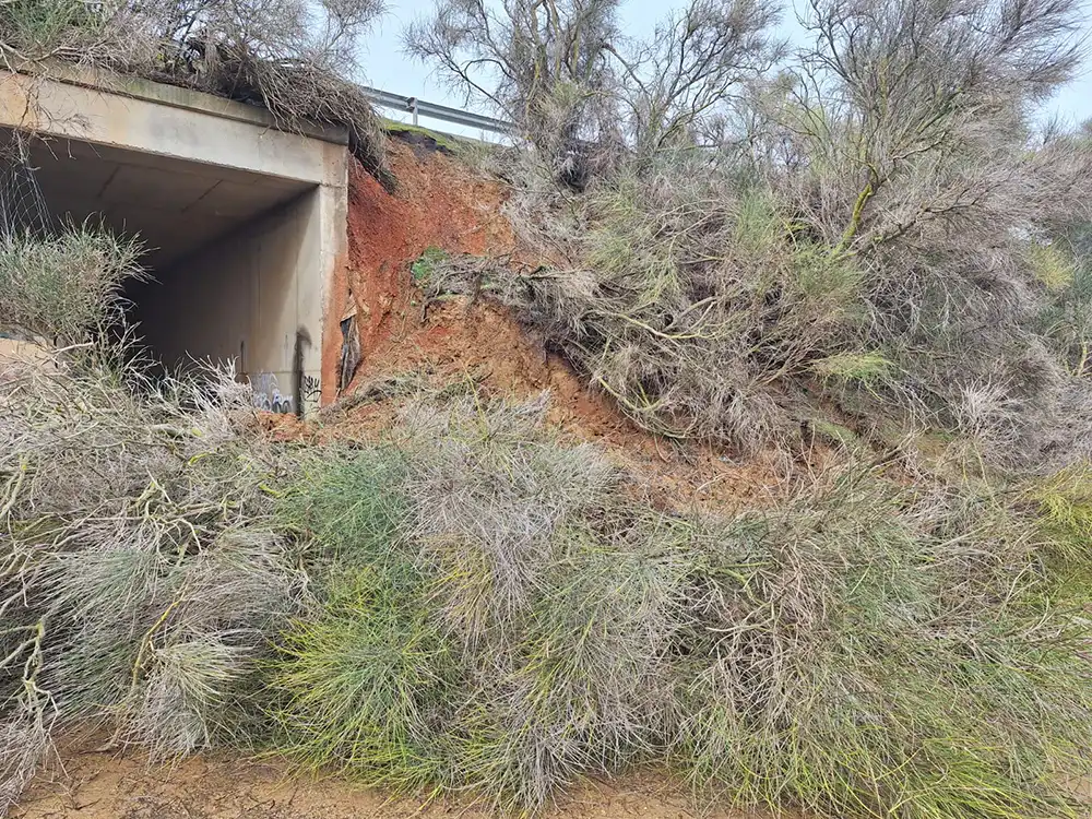 Cortado el carril derecho de la A-52 en Zamora tras desprenderse un elemento estructural por las lluvias 1 Cortado el carril derecho de la A-52 en Zamora tras desprenderse un elemento estructural por las lluvias