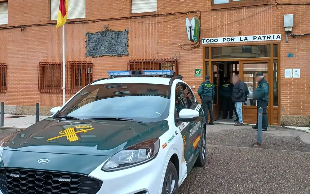 Detenido en Benavente tras intentar agredir con un cuchillo a agentes que acudían a auxiliarle por una autolesión 1 Detenido en Benavente tras intentar agredir con un cuchillo a agentes que acudían a auxiliarle por una autolesión