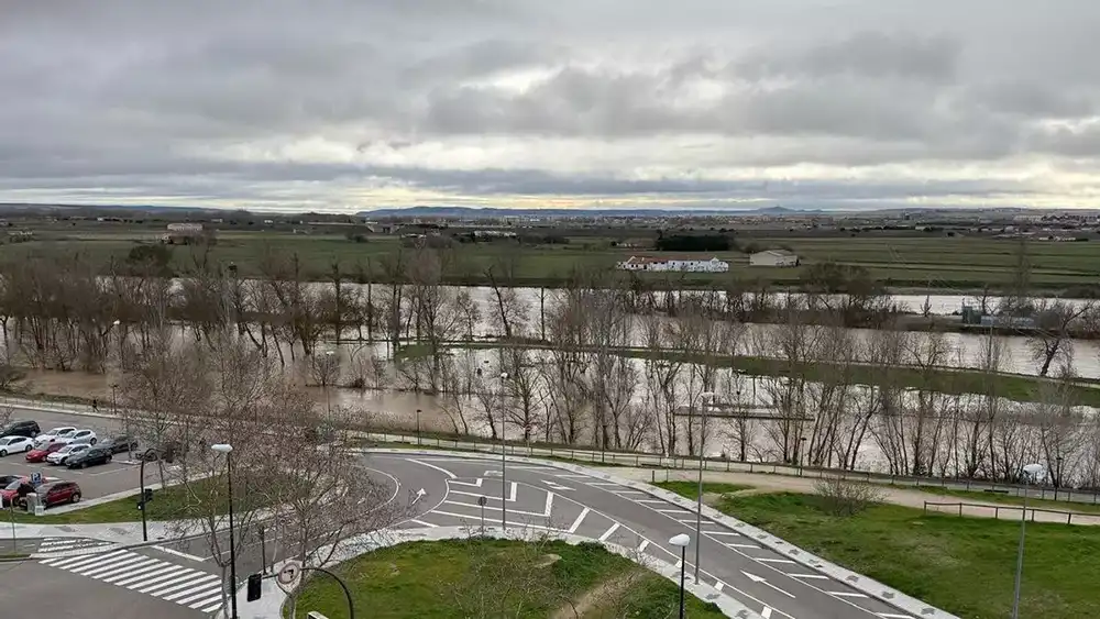El Duero entra en nivel rojo en Zamora capital al superar los 1.300 metros cúbico/s y extenderse hasta triplicar su cauce habitual