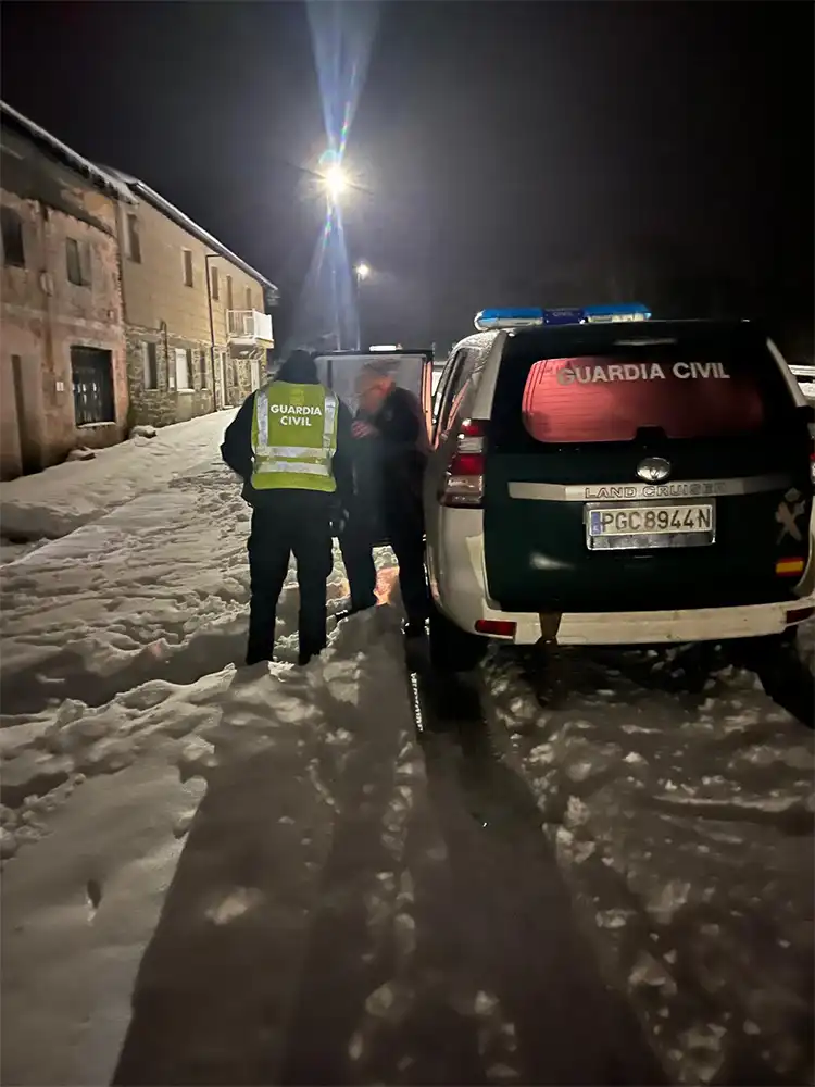 La Guardia Civil auxilia en Padornelo a una persona aislada por la nieve en plena noche del temporal