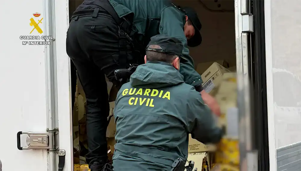 Recuperado un camión sustraído con más de 11.000 latas de atún robadas en su interior 1 Recuperado un camión sustraído con más de 11.000 latas de atún robadas en su interior