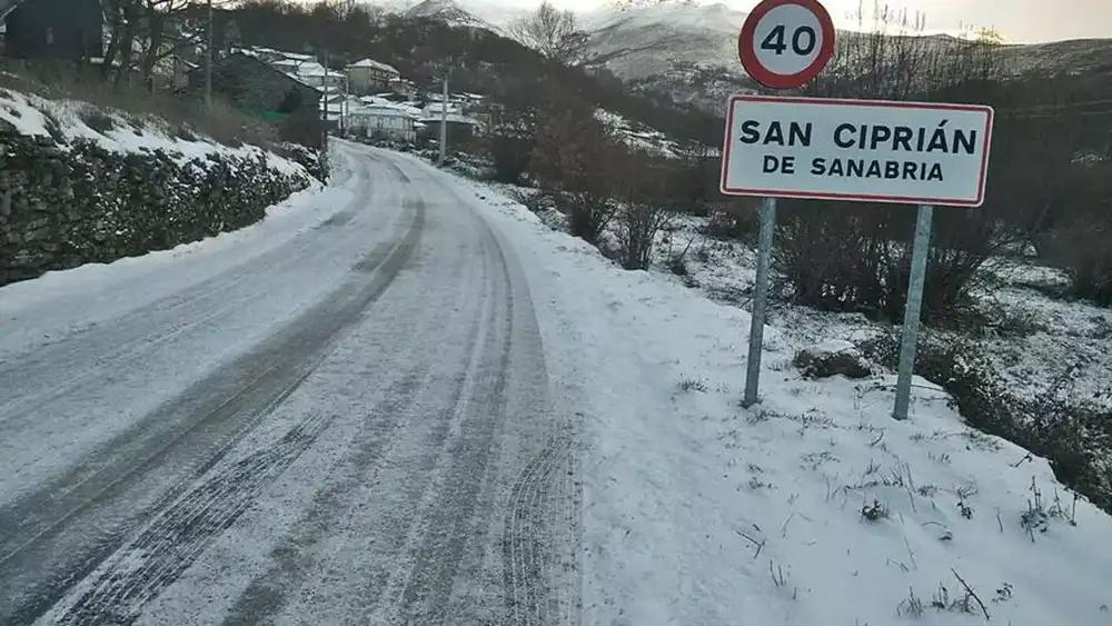 Sanabria y la montaña zamorana, en alerta por nieve, preocupación por carreteras, ríos y actividad en el mundo rural