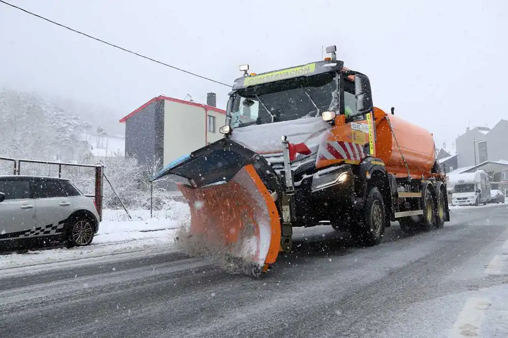 Transportes activa 541 máquinas quitanieves y 110.065 toneladas de fundentes para hacer frente a las nevadas en Asturias, Cantabria y Castilla y León
