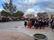 La Danza del Paloteo vuelve a emocionar a Tábara en una velada dedicada a sus raíces y el folclore de la Escuela de Folclore Bailes Tradicionales Maragatos y Malvinas