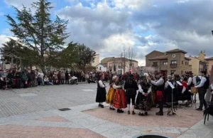 La Danza del Paloteo vuelve a emocionar a Tábara en una velada dedicada a sus raíces y el folclore de la Escuela de Folclore Bailes Tradicionales Maragatos y Malvinas