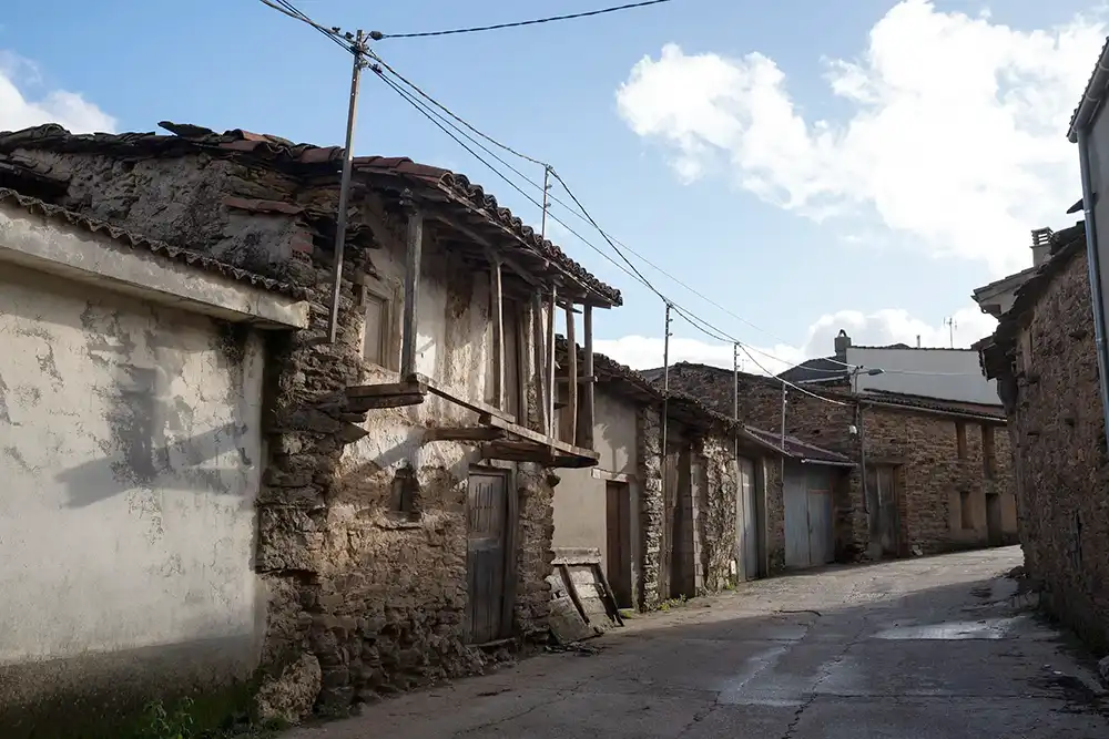 La Plataforma en Defensa de la Arquitectura Tradicional de Aliste denuncia las comisiones bancarias a asociaciones rurales