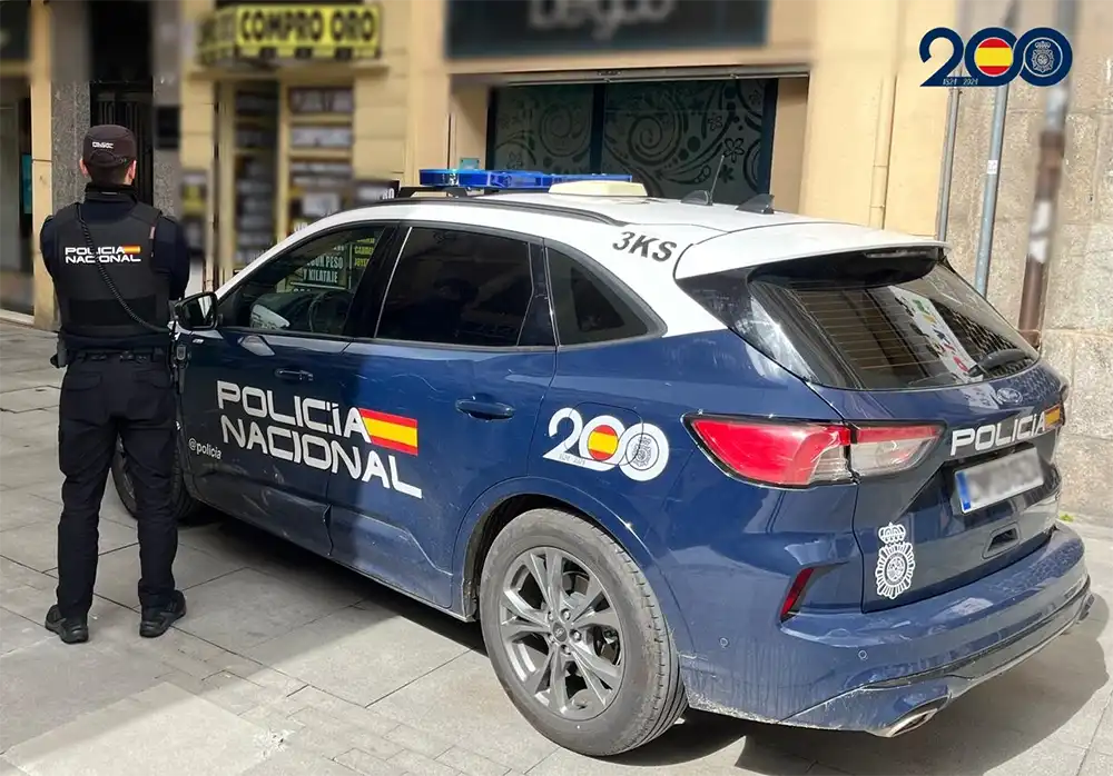 La Policía Nacional detiene a una mujer cuando intentaba vender joyas troceadas procedentes de un robo a ancianos.