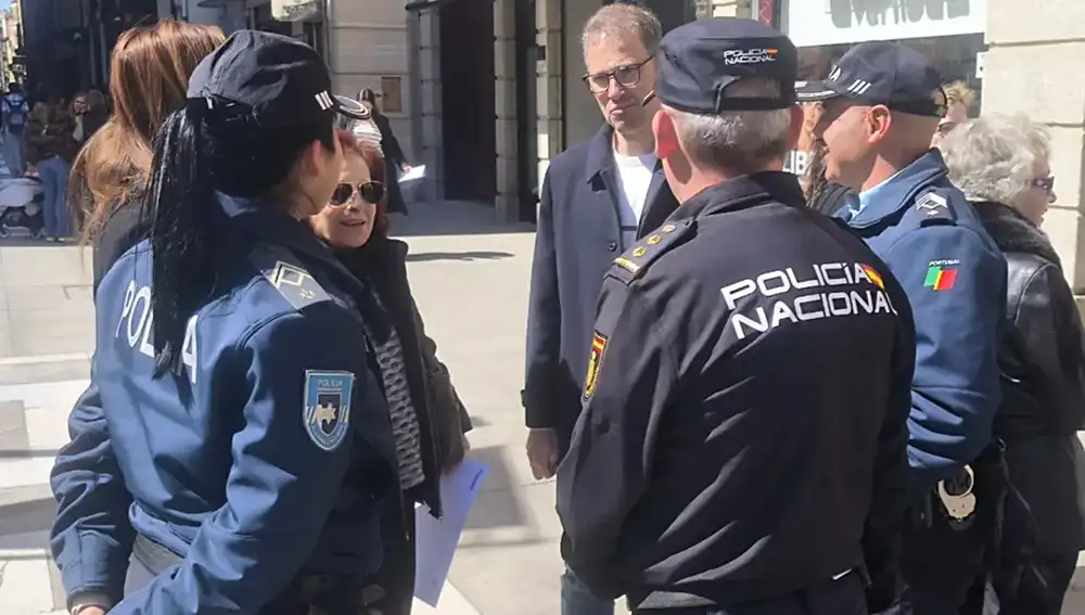 La Polícia de Segurança Pública (PSP) de Portugal patrulla las calles de Zamora durante la Semana Santa