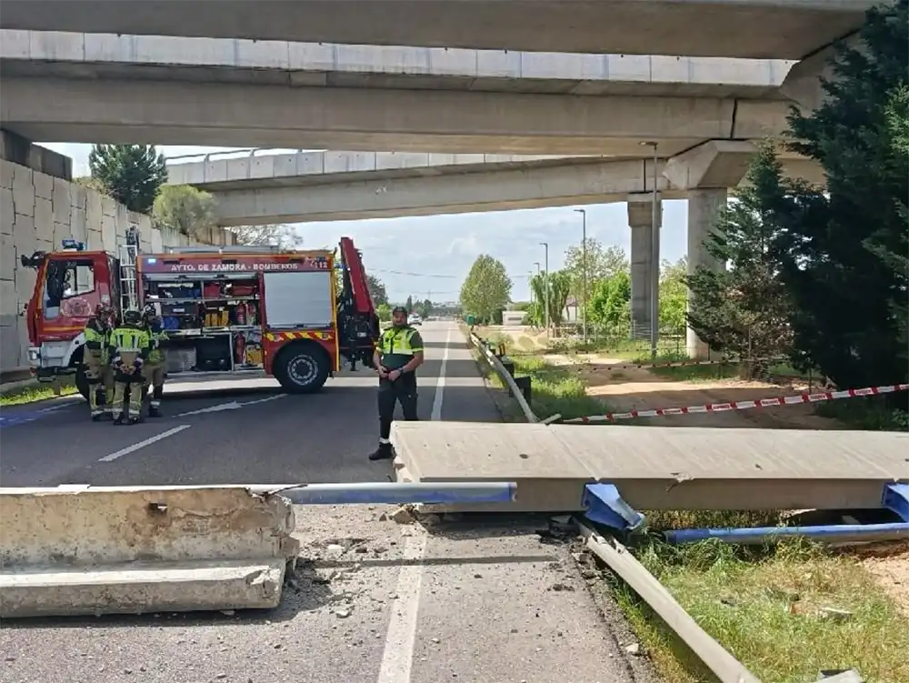 Cortada la N-122 en Zamora tras la caída de elementos de un puente de la A-66 en Villagodio 1 Cortada la N-122 en Zamora tras la caída de elementos de un puente de la A-66 en Villagodio
