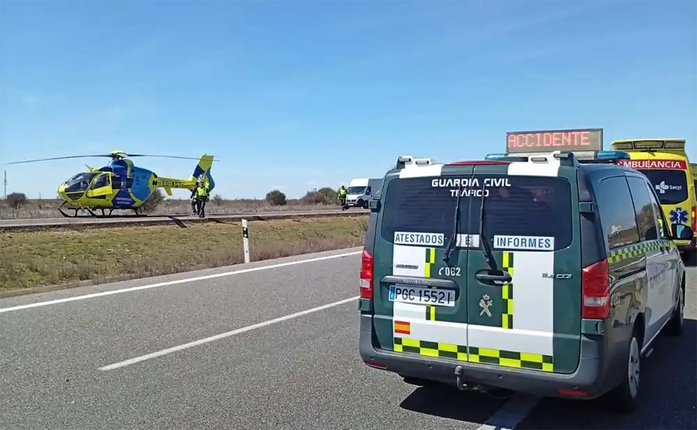 La Guardia Civil auxilia a dos personas heridas graves tras la colisión de dos vehículos en un tramo de obras