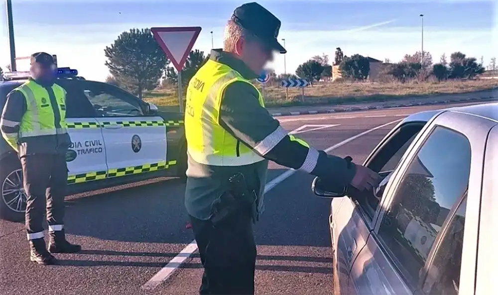 La Guardia Civil investiga a dos conductores multirreincidentes por carecer de permiso de conducción