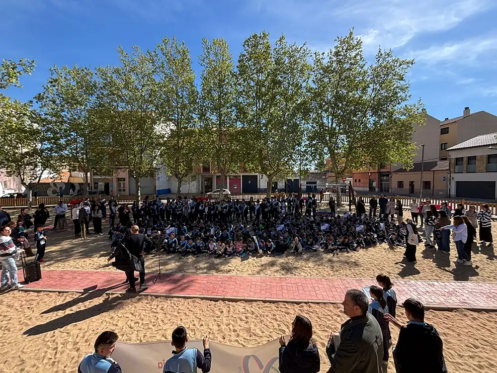 Miles de alumnos llenan plazas de España para celebrar la lectura en la XI Quedada Literaria