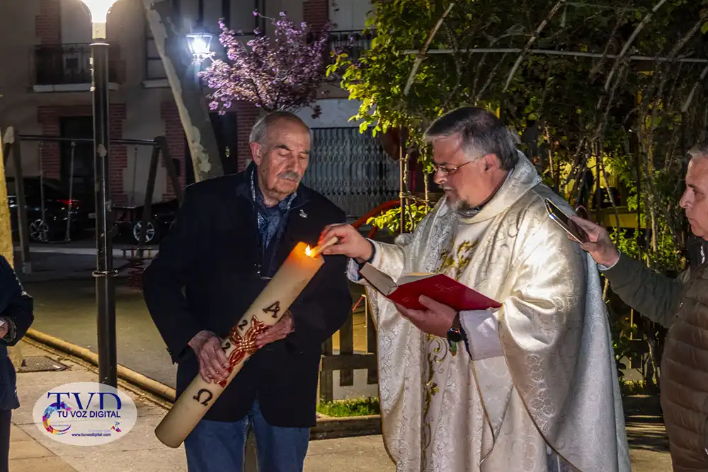 Tábara celebró anoche la solemne Vigilia Pascual en una noche de luz y esperanza