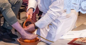 Tábara revive la esencia del Jueves Santo con el rito del lavatorio y el inicio del Triduo Pascual