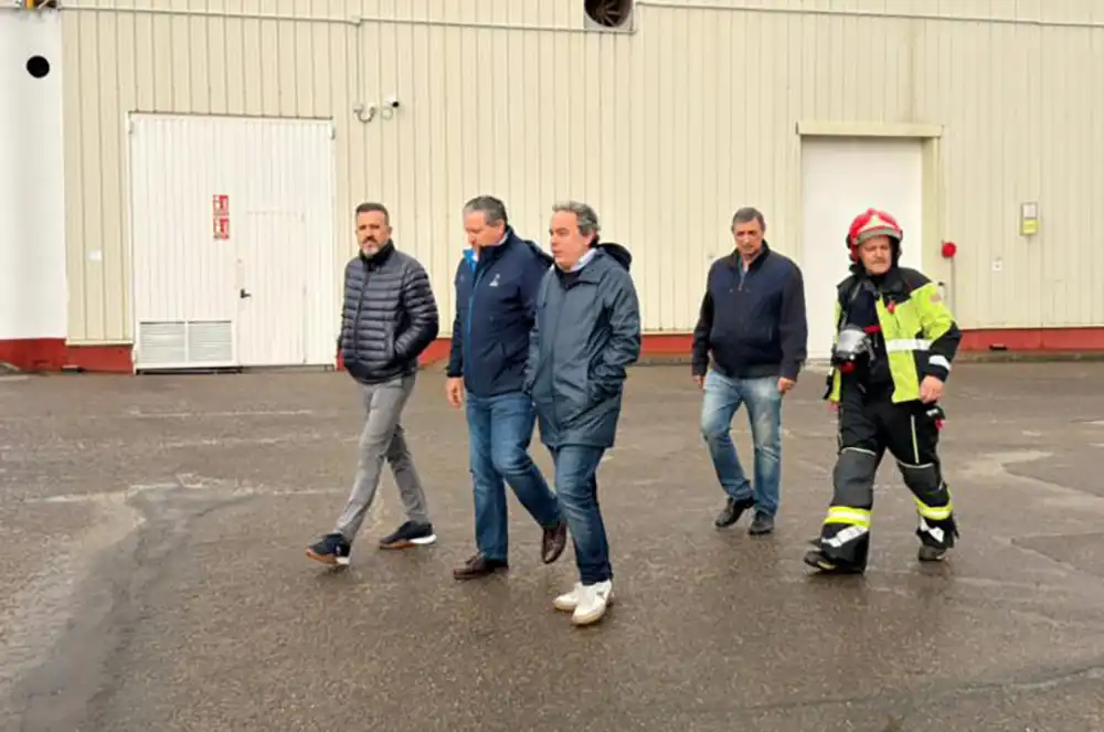 La rápida intervención de los bomberos del Consorcio Provincial permite controlar una fuga de amoniaco en la empresa Freigel de Roales del Pan sin riesgo para la población