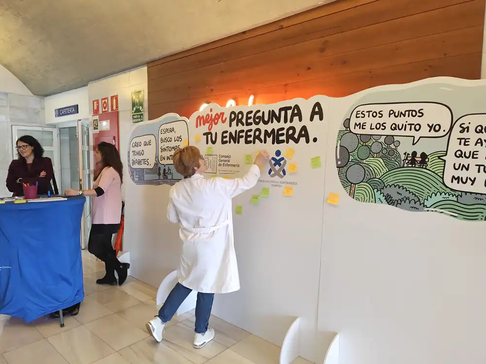 Zamora homenajea a las enfermeras con un muro de agradecimiento en el Hospital Virgen de la Concha
El Colegio de Enfermería de Zamora celebra el Día Internacional de las Enfermeras con mensajes de apoyo de pacientes y profesionales, mientras reivindica más personal, mejoras laborales y mayor reconocimiento para la profesión.
El Día Internacional de las Enfermeras se ha celebrado este martes en Zamora con diversas actividades impulsadas por el Colegio Profesional de Enfermería de Zamora, entre las que ha destacado la instalación de un simbólico muro de agradecimiento en la entrada del Hospital Virgen de la Concha.
Pacientes, familiares y trabajadores del centro sanitario han llenado el panel de mensajes de reconocimiento y cariño hacia la labor de enfermeras y enfermeros, poniendo en valor su papel esencial dentro del sistema sanitario. Frases como “Gracias por estar siempre cuidándonos”, “La sonrisa amable de la sanidad” o “Ángeles terrenales que custodian el mayor tesoro que es la salud” reflejan el afecto y el respeto de la ciudadanía hacia estos profesionales.
El muro ha estado acompañado por varias ilustraciones de la campaña “Pregunta a tu enfermera”, promovida por el Colegio de Enfermería de Zamora junto a la Organización Colegial de Enfermería de España. La iniciativa, ilustrada por el dibujante “72 kilos”, busca concienciar sobre la importancia de acudir a profesionales sanitarios cualificados frente a la desinformación y los consejos sin base científica que proliferan en internet y redes sociales.
Reivindicaciones de una profesión esencial
Además de la vertiente conmemorativa, la jornada ha servido para visibilizar algunas de las principales reivindicaciones del colectivo. El Colegio de Enfermería ha alertado sobre la escasez de profesionales, recordando que en España faltan cerca de 100.000 enfermeras para alcanzar las ratios europeas.
En la provincia de Zamora ejercen actualmente alrededor de 1.300 enfermeras y enfermeros, aunque el envejecimiento de la plantilla comienza a ser una preocupación creciente. Solo en el último año, 37 profesionales se han jubilado, algunos de los cuales participaron este mediodía en un acto de homenaje celebrado en el salón de actos del Campus Viriato.
El colectivo también reclama mejoras laborales como la reclasificación profesional al grupo A1, el reconocimiento de la prescripción autónoma plena, mayores medidas frente a las agresiones y un refuerzo de la salud mental de los profesionales sanitarios.
Desde el Colegio de Enfermería recuerdan que el papel de las enfermeras va mucho más allá de la asistencia sanitaria, destacando su liderazgo en los cuidados, la prevención y la educación para la salud.
La jornada concluyó con un mensaje claro y reivindicativo: “Sin enfermeras no hay salud, y sin salud no hay futuro”.


