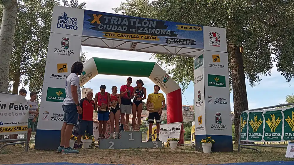 Alba Núñez y Raúl Gómez se coronan campeones de Castilla y León en el X Triatlón Ciudad de Zamora