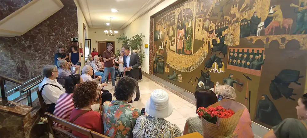 Antonio Pedrero guía una visita al mural “El Cerco de Zamora” organizada por la Subdelegación del Gobierno 1 Antonio Pedrero guía una visita al mural “El Cerco de Zamora” organizada por la Subdelegación del Gobierno
