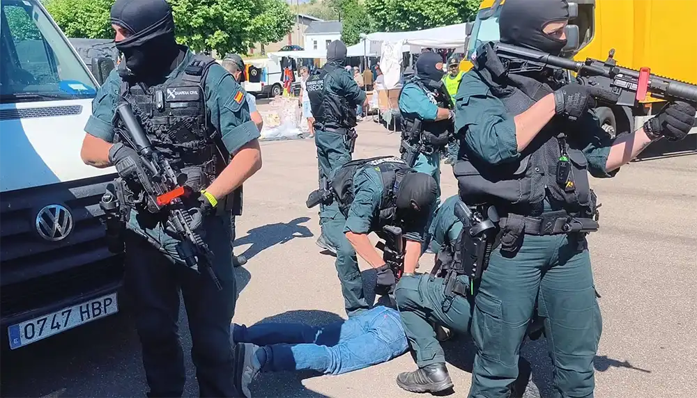 La Guardia Civil realiza en El Puente de Sanabria un simulacro de respuesta ante un ataque con arma blanca