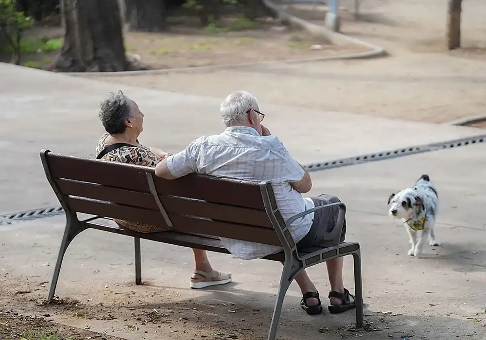 La pensión media de jubilación en España alcanza los 1.572 euros y la edad de retiro sube hasta los 65,3 años