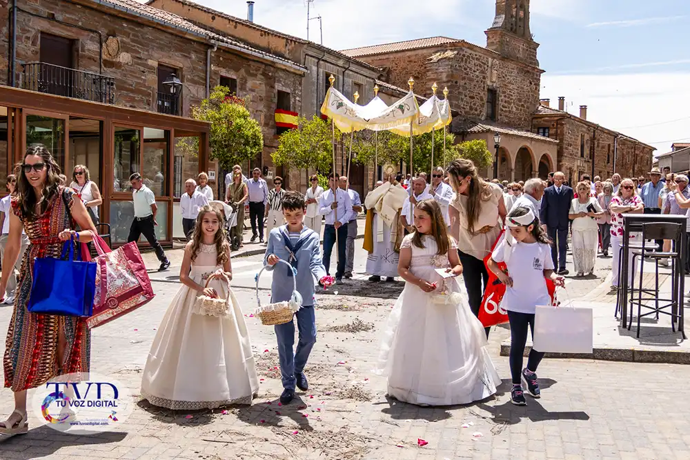 Tábara celebra un emotivo Corpus Christi marcado por la fe, la tradición y el protagonismo de los más pequeños