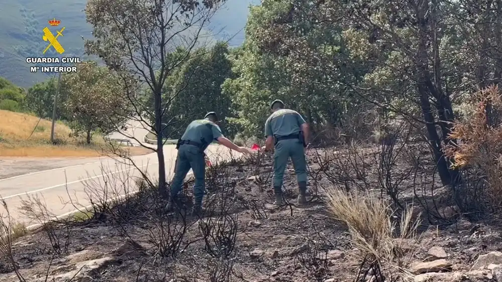 Detenidos dos vecinos por 15 incendios intencionados en San Ciprián y Hermisende, varios con viviendas en peligro