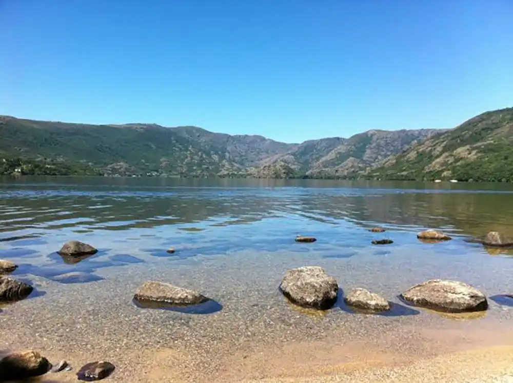 El PSOE de Zamora lleva a las Cortes la preocupación por el deterioro ambiental del Lago de Sanabria y exige explicaciones a la Junta