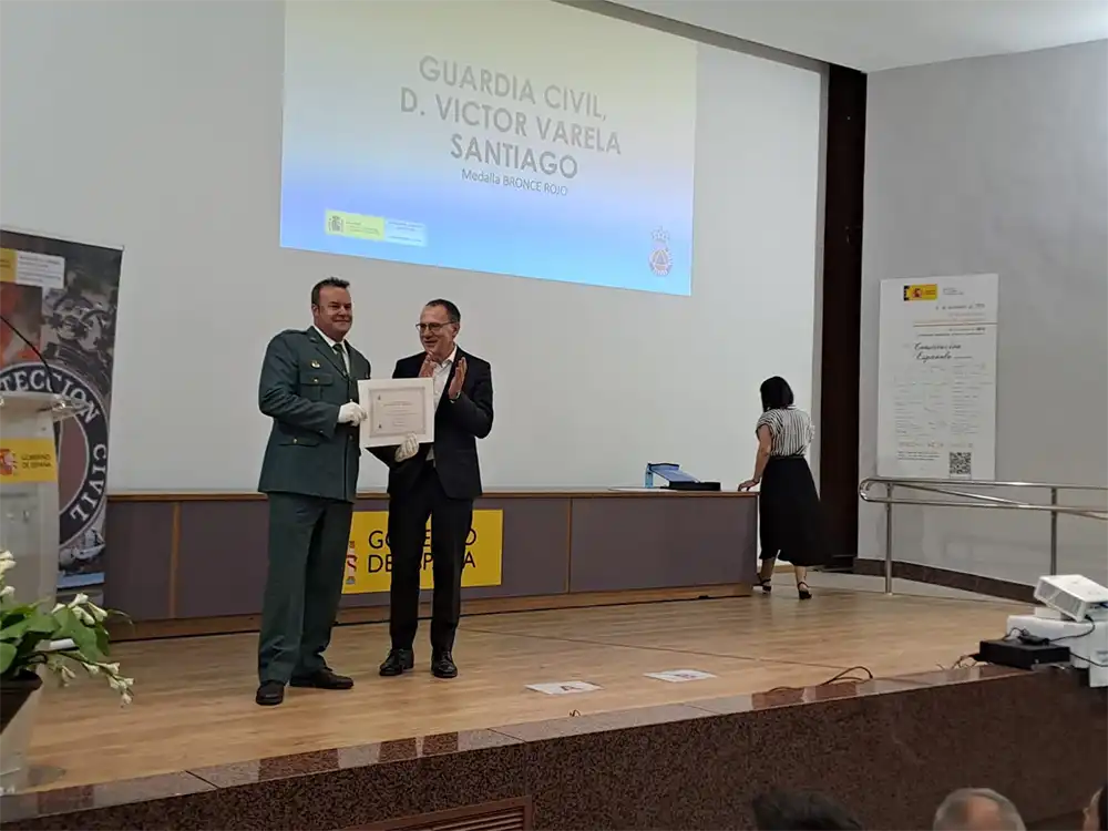 El guardia civil Víctor Varela recibe la Medalla al Mérito de Protección Civil por salvar la vida de un ciclista en Sanabria
