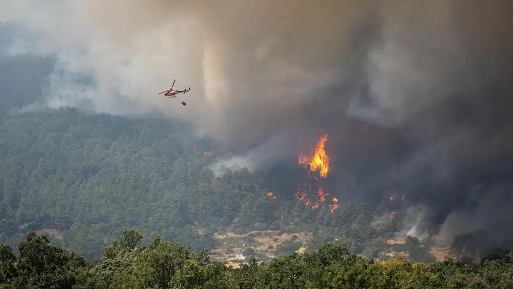 El incendio de Burgohondo mantiene en alerta a Ávila: más de 13.700 personas entre desalojadas y confinadas y varios frentes activos