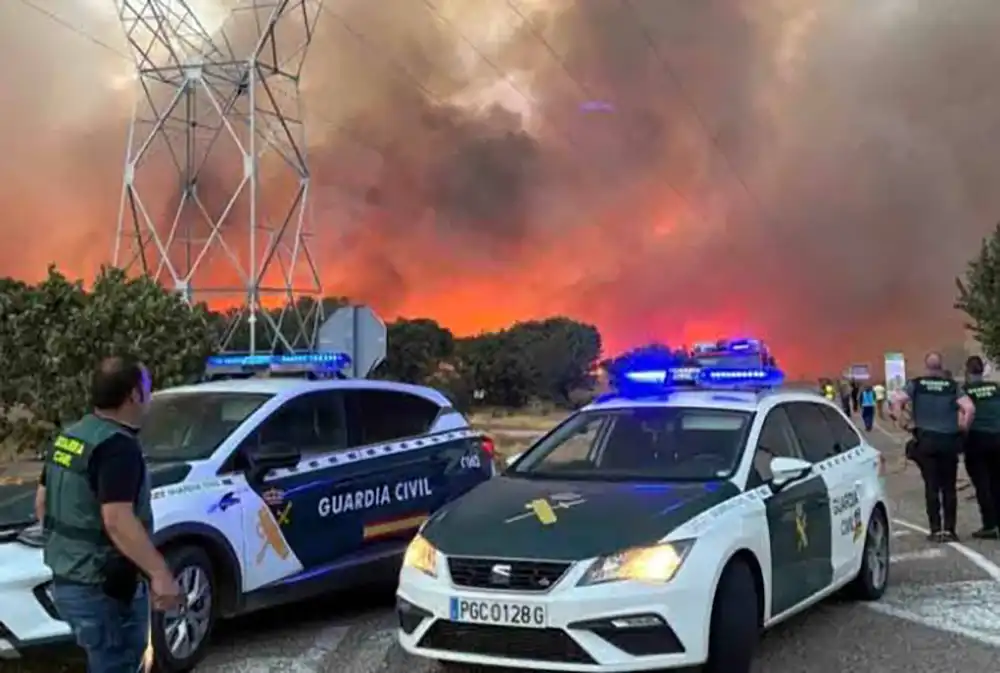 El incendio de Fermoselle refuerza su operativo con 40 bomberos forestales de Serbia mientras continúan los trabajos de extinción