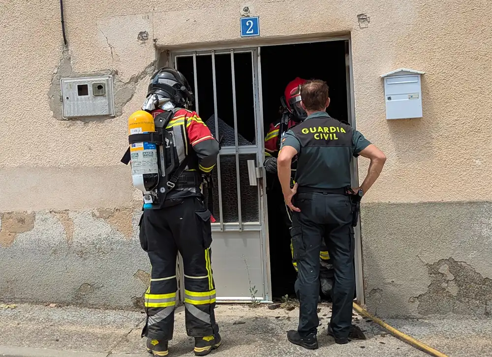 Incendio en una vivienda de Moraleja del Vino: buscan a un hombre con movilidad reducida entre los escombros