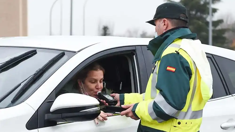 La Guardia Civil detectó 4.094 conductores que circulaban tras consumir alcohol o drogas en solo una semana 1 La Guardia Civil detectó 4.094 conductores que circulaban tras consumir alcohol o drogas en solo una semana