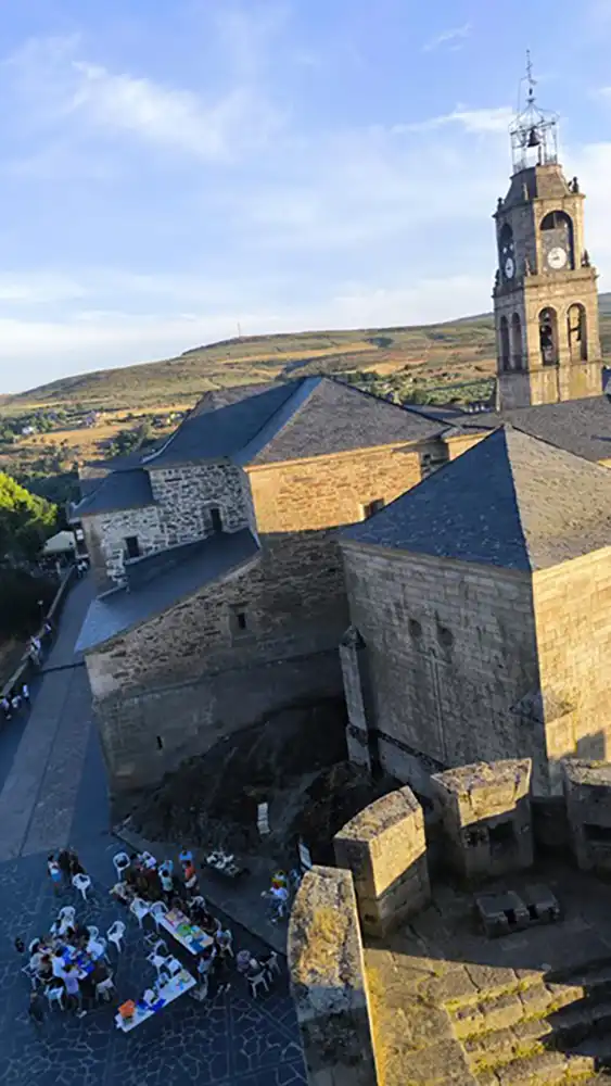 La tradición de la lana une a cuatro generaciones en un taller del Verano Cultural de Puebla de Sanabria