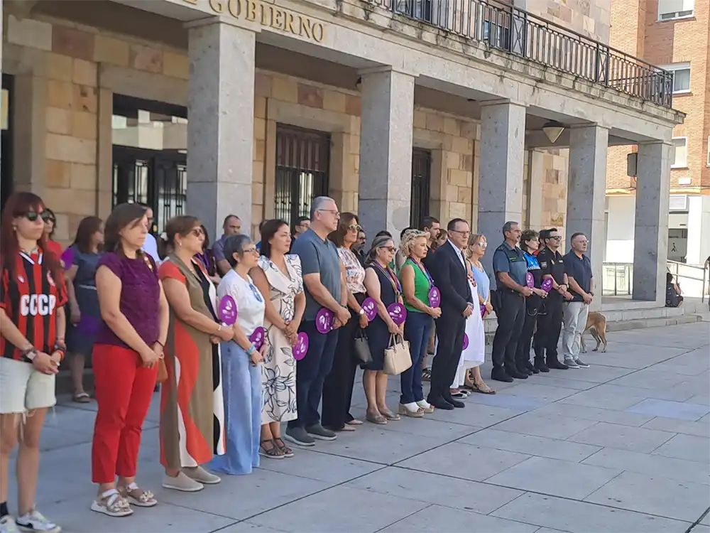 Zamora guarda un minuto de silencio por las últimas víctimas de violencia de género: 31 mujeres asesinadas y tres menores en lo que va de 2026